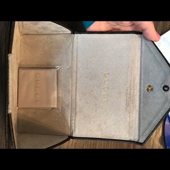 Auth new Gucci foldable sunglass case & new cloth - Picture 7 of 8